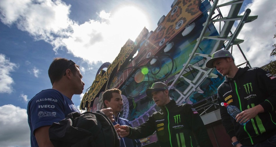 Гонщики чемпионата мира MotoGP в Диснейленде Гонщики чемпионата мира MotoGP в Диснейленде