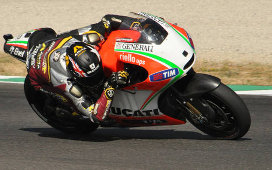 Летом 2012-го к тестам привлекли гонщиков из Moto2 - Янноне и Реддинга (на фото). Итальянец на следующий год окажется в Pramac Team, англичанин наоборот, не спешит в GP