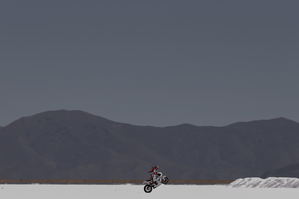 Джек Миллер покорил соляную пустыню на своем мотоцикле