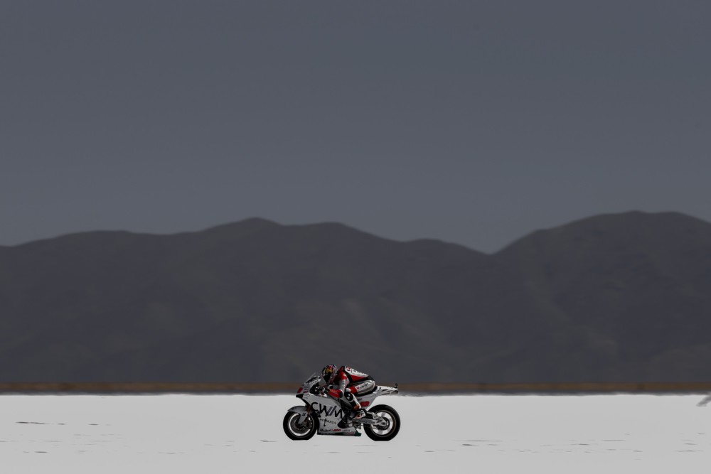 Джек Миллер покорил соляную пустыню на своем мотоцикле