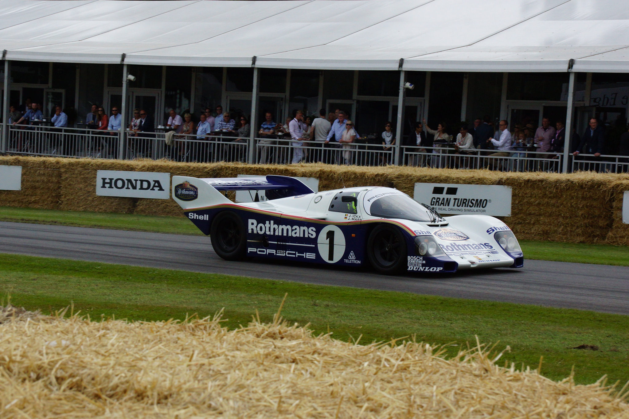 Росси за рулем Porsche 962C (Гудвуд, 2015)