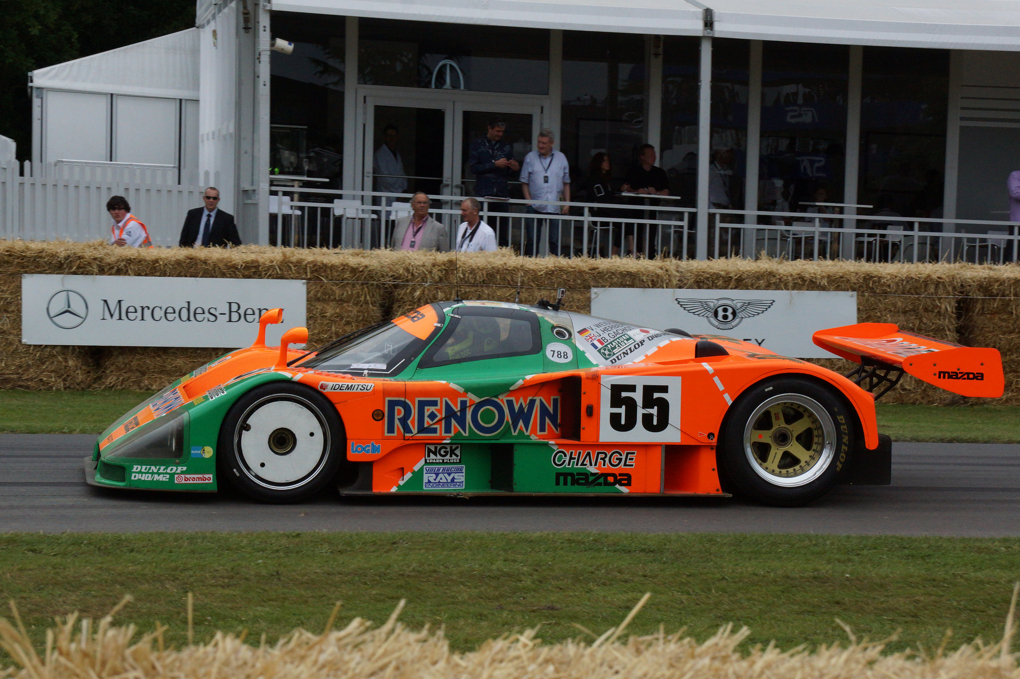 Росси за рулем Mazda 787B (Гудвуд, 2015)