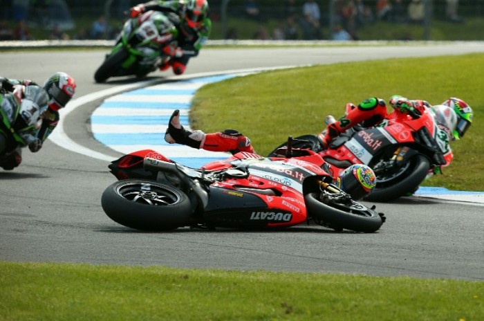 Падение Чаза Дэвиса в Донингтоне (WSBK, 2016)