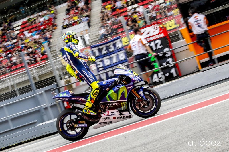 Валентино Росси - выезд с пит-лейна