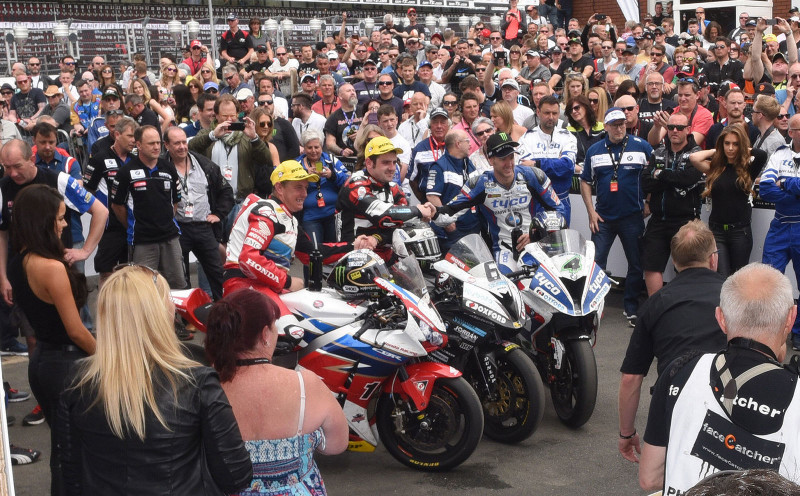 МакГиннес, Данлоп, Хатчинсон (Isle of Man TT 2016)