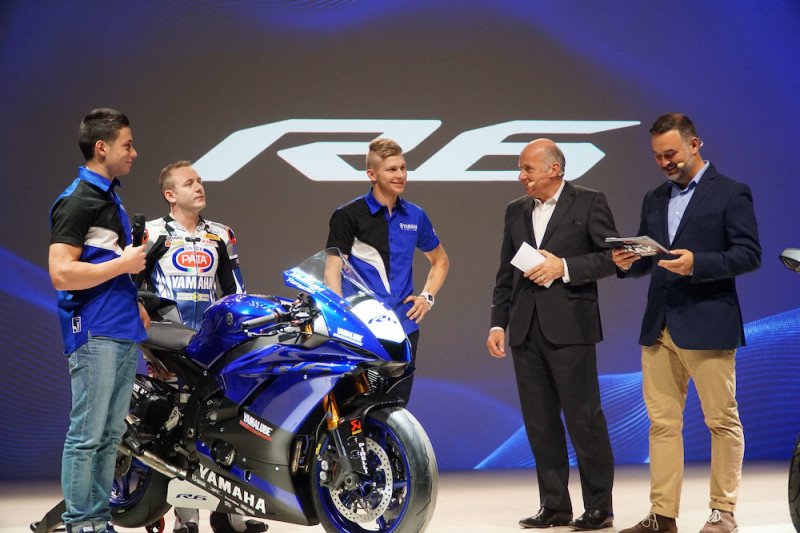 Ники Туули (в центре) на презентации Yamaha R6 (EICMA, 2016)