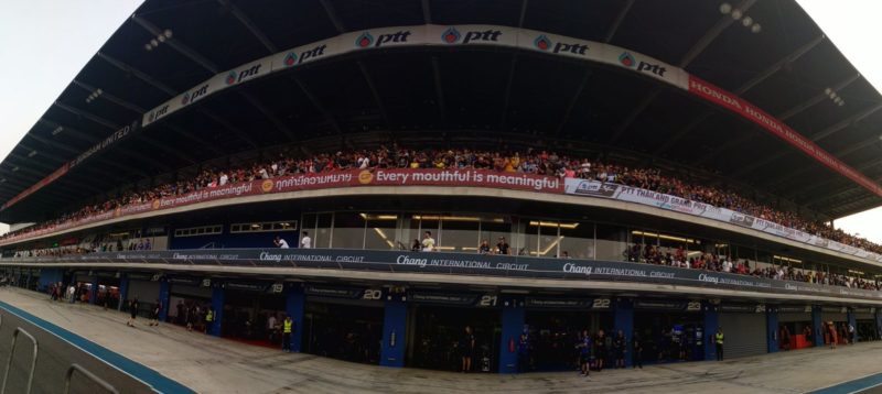 Зрители смотрят тесты MotoGP 2018 в Таиланде