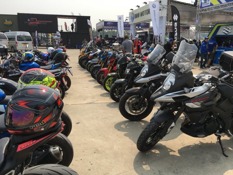 Зрители смотрят тесты MotoGP 2018 в Таиланде