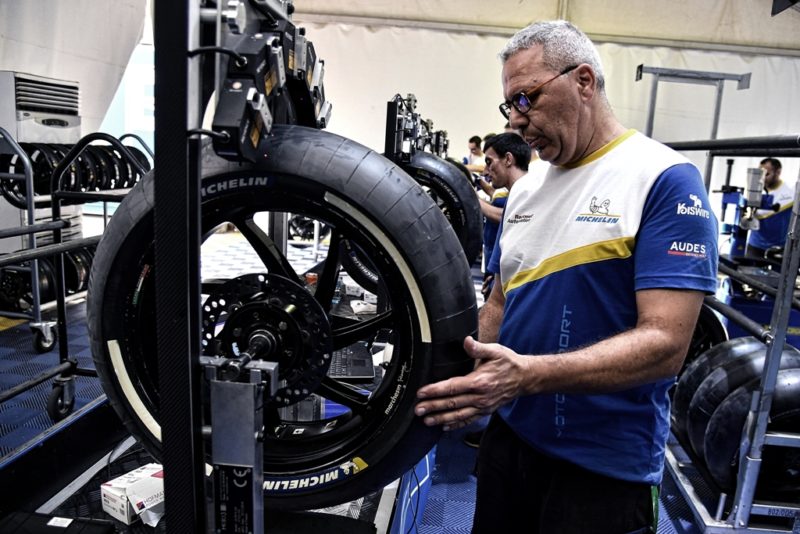 Монтаж шин Michelin (Лосаил, 2018)