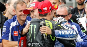 Кэл Кратчлоу в обнимашках с Хорхе Лоренцо