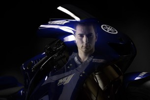 Валенино Росси и Хорхе Лоренцо представляют...