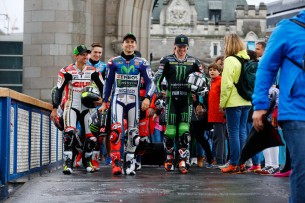 Гонщики MotoGP на Тауэрском мосту