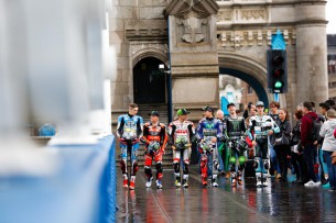 Гонщики MotoGP на Тауэрском мосту