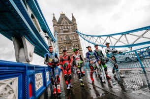 Гонщики MotoGP на Тауэрском мосту