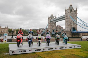 Гонщики MotoGP на Тауэрском мосту