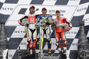 Подиум MotoGP Гран-При Великобритании 2015: Петруччи, Росси, Довициозо
