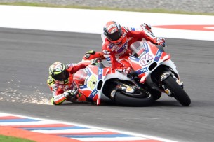 Раскадровка аварии Ианноне и Довициозо в гонке MotoGP Гран-При Аргентины 2016