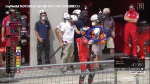 Данило Петруччи, средний палец