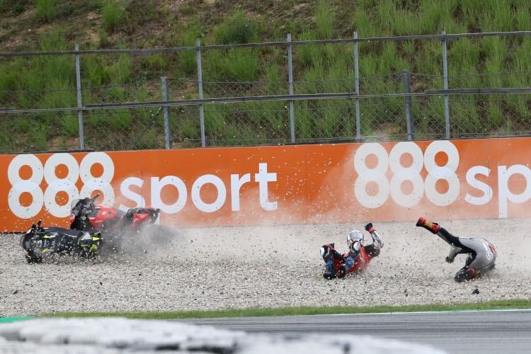 Падение Андреа Довициозо и Жоанна Зарко