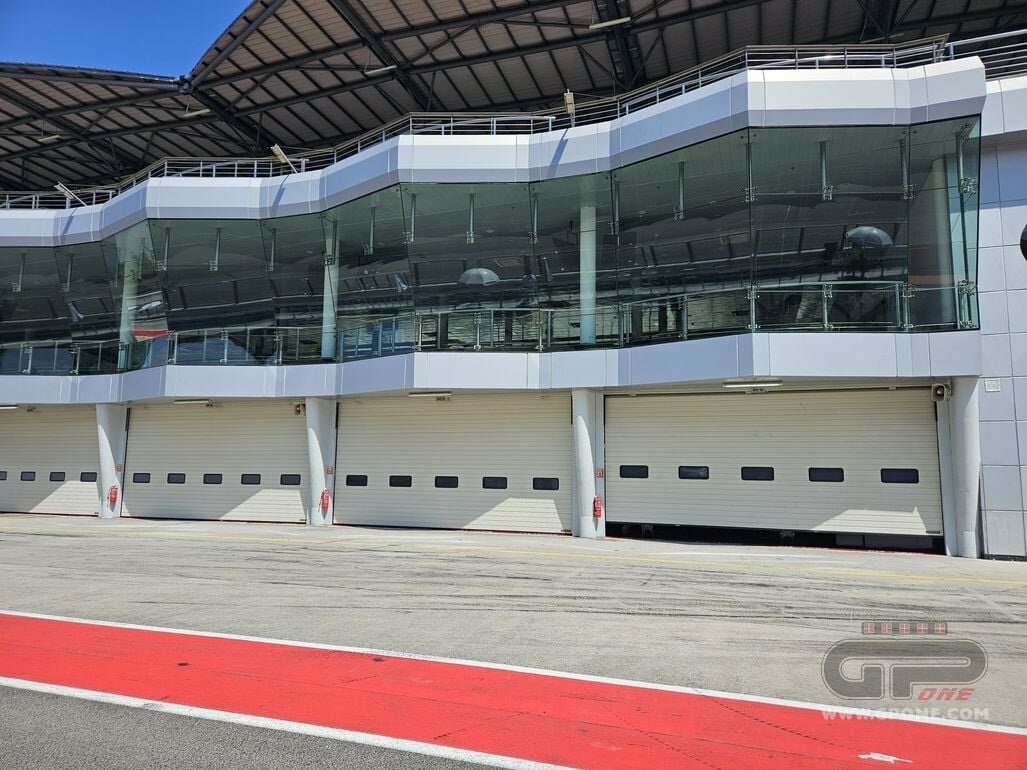 Тесты в Сепанге — Yamaha взяли паузу: инженеры держат гонщиков в боксах