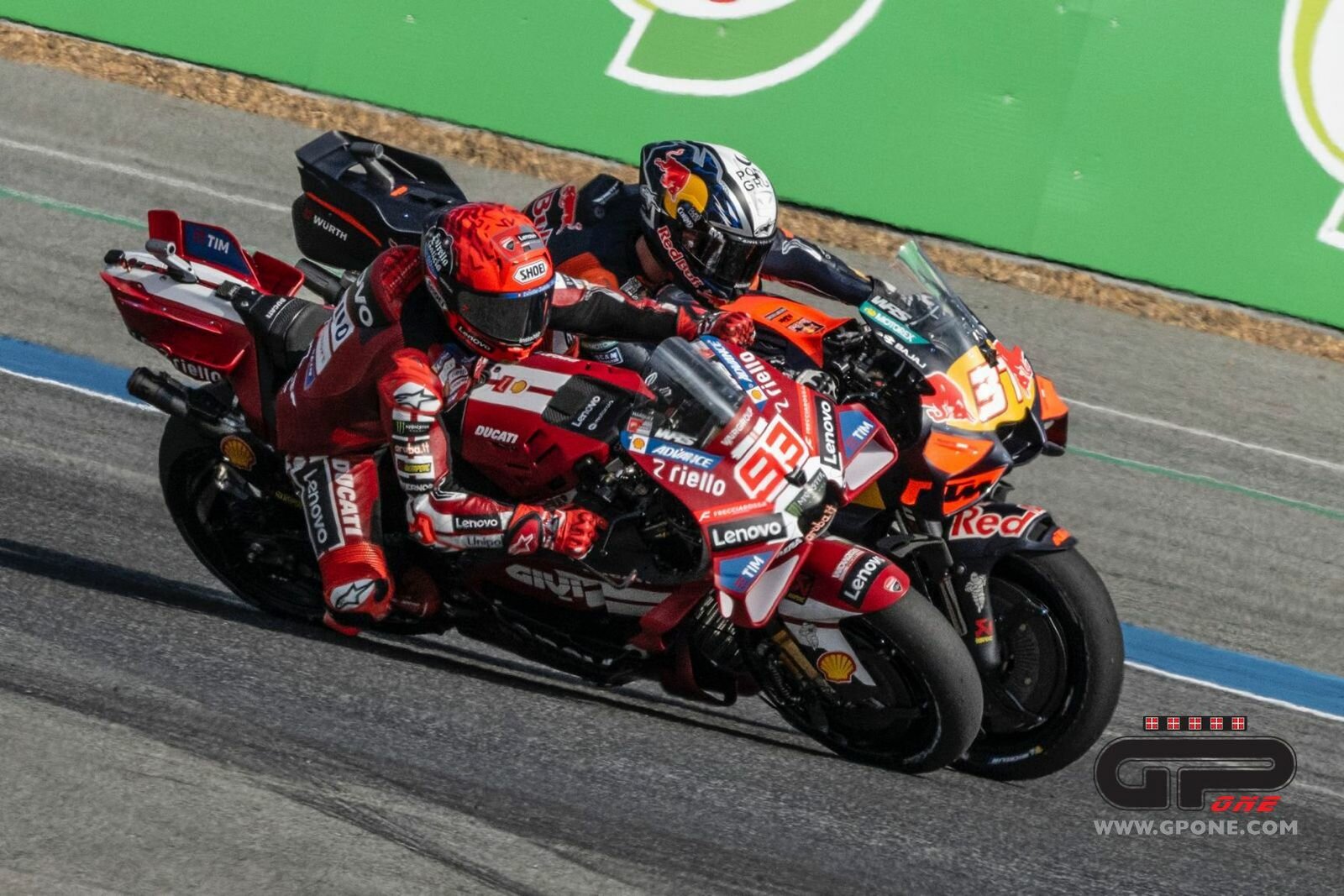 Акоста: «Контакт был, но именно это делает MotoGP захватывающей»