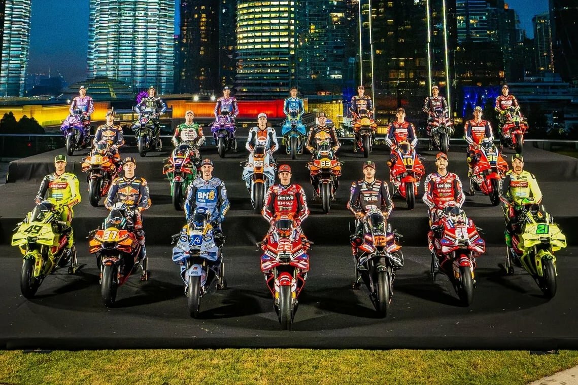 Зрелищная презентация MotoGP: команды и гонщики на сцене в Куала-Лумпуре