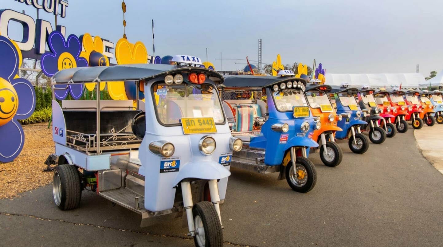 Рождается Tuk-Tuk Challenge: пилоты или шуты на парадном круге в Бурираме?