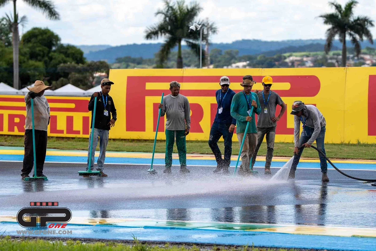 Идут работы по очистке: Гран-При Бразилии стартует с задержкой