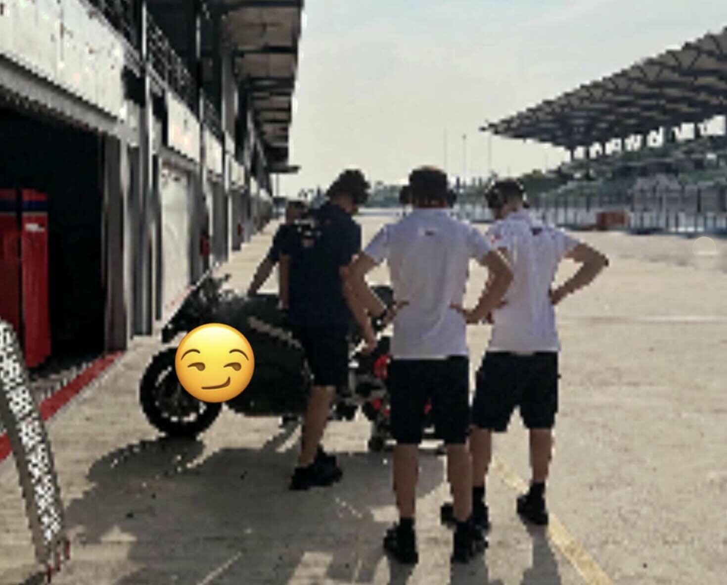 Алейш Эспаргаро на трассе в Сепанге вместе с Накагами на тестах Honda 850