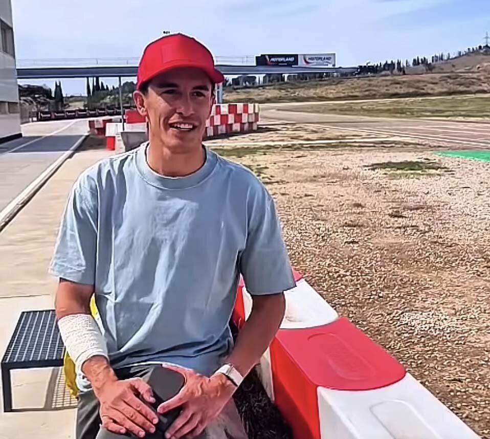 Марк Маркес работает в Арагоне, по-прежнему с повязкой на предплечье