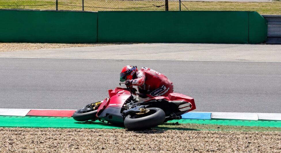 ВИДЕО — падение Марка Маркеса на Ducati 850 в Брно