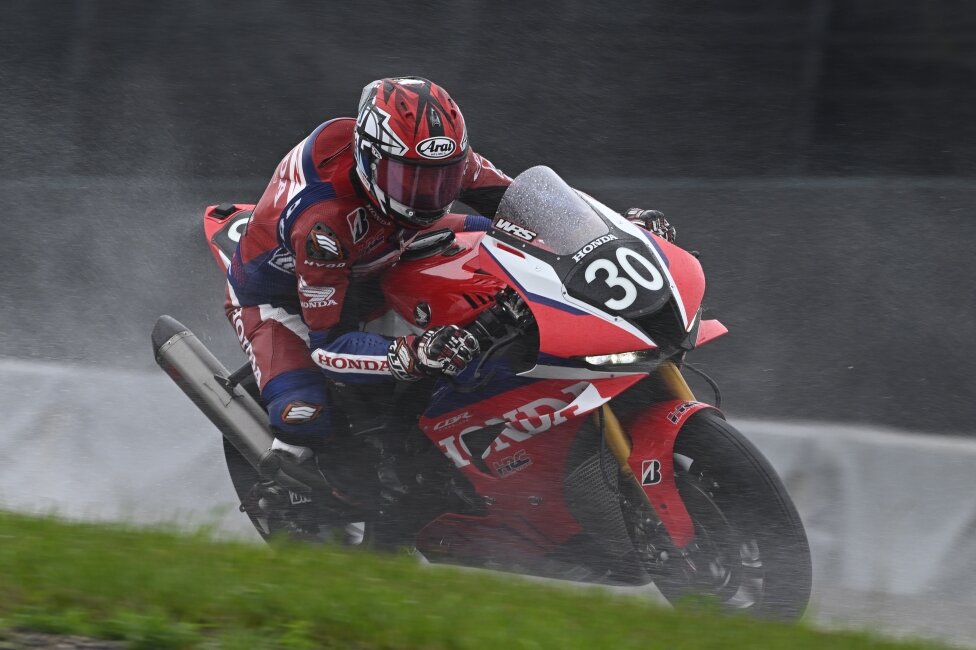 8 часов Сузуки: Honda HRC триумфует под дождём, Yamaha Racing Team — 2-й