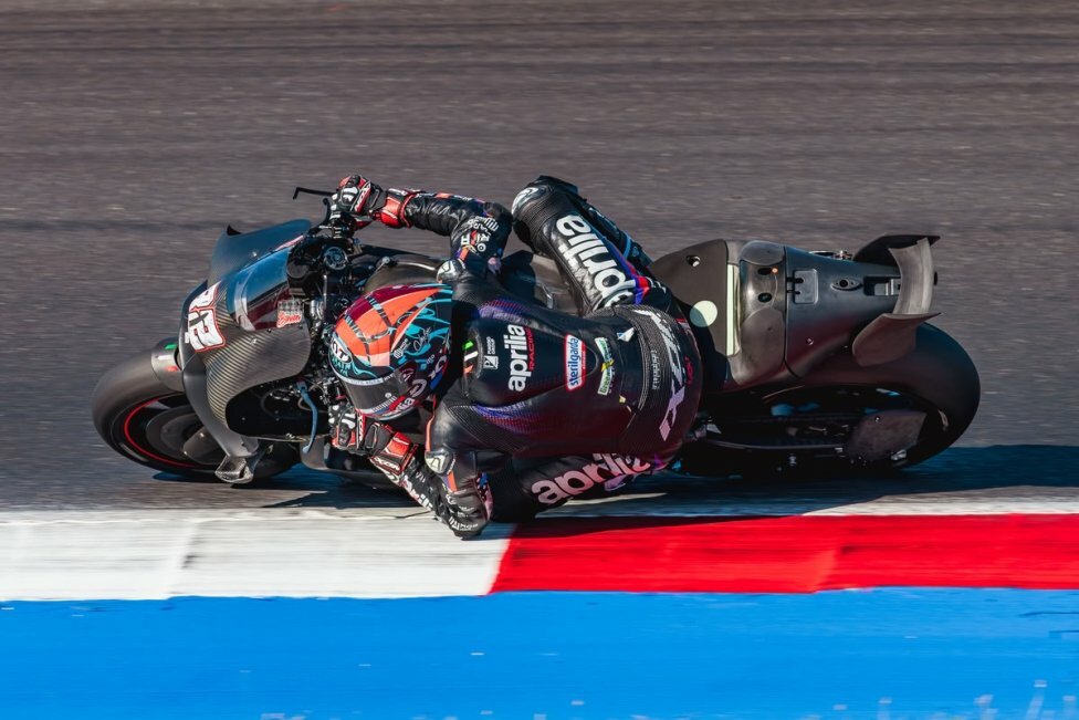 Aprilia не уходит в отпуск: завтра тесты в Барселоне, Саводори — на 850-кубовой машине