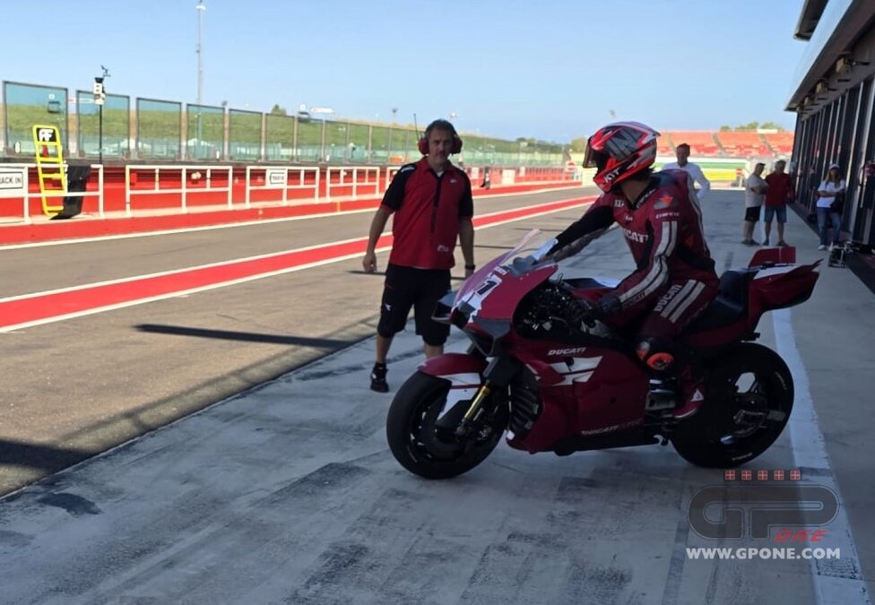 ЭКСКЛЮЗИВ — Вот Николо Булега на Ducati 850 MotoGP в Мизано!