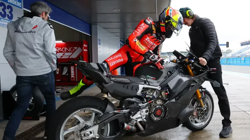 Из MotoGP в Superbike: риск тестов «под ёлкой»